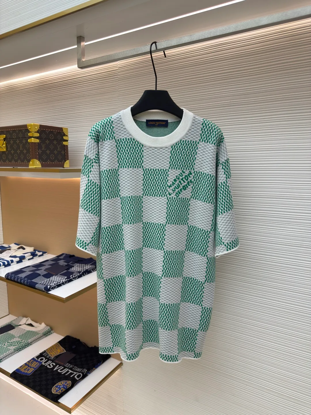 LOUIS VUITTON checkerboard woolen short sleeves ●Authentic product: Purchased and developed by 7989 ●Item No.: 1680122-A35 ●Fabric: combed cotton yarn ●Technology: Woolen ●Version: Fitted version ●Size: XS-S-M-L ●Description: 100% fully combed cotton yarn is used, and the fabric pieces are woven using a Stoll 14-needle ultra-fine machine imported from Germany worth 47W. It is woven at a parallel and even speed with reference to the original single-sided partial net bottom hanging wool structure. Each piece takes 270 minutes to weave. During weaving, 16 sand spits are used to alternately knit back and forth. The number of knitting rows on a single piece of front clothing is as high as 6352. The newly woven garment has a lot of knots. It requires pure manual thread picking and knot head inspection. Only after random inspection can seam picking and washing be carried out. The overall wiring is straight and delicate. The fabric is comfortable and soft, and the color is consistent with no color difference. It can be matched with the same style to create a fashionable look, and can be used in various occasions. Customized accessories, complete with three standards, the same style for men and women!
